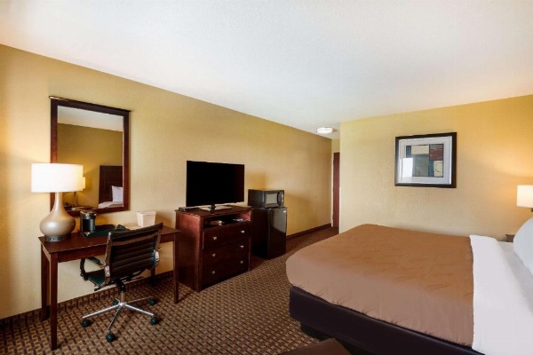 Quality Inn Des Moines image 11