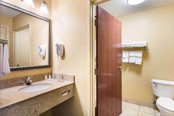 Quality Inn Des Moines image 13