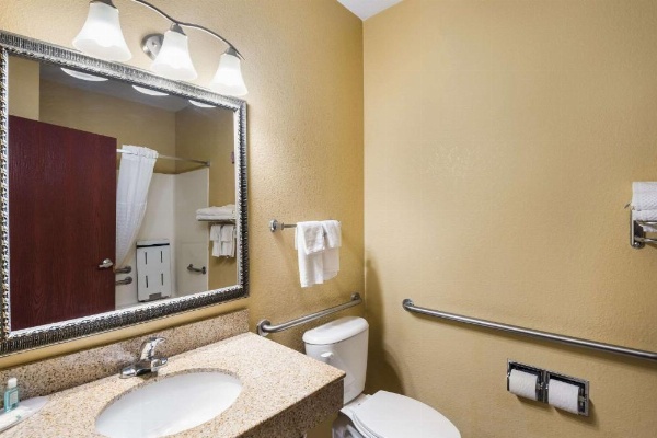 Quality Inn Des Moines image 14