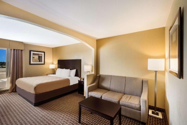 Quality Inn Des Moines image 15