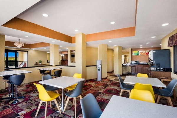 Quality Inn Des Moines image 27